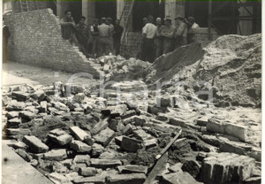 1960 ca BOLOGNA - Operai osservano macerie del crollo di un cantiere *Foto 18x13