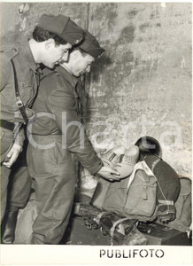 1953 MILANO VIGILE DEL FUOCO con zoccoli tradizionali olandesi - WATERSNOODRAMP 