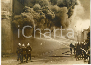 1957 PARIS BAS-MAUDON Incendie usines RENAULT - Intervention des pompiers *Photo
