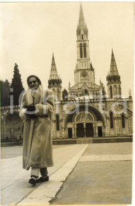1955 ca LOURDES - Benedette Xavier GOMEZ passeggia davanti alle basiliche *Foto