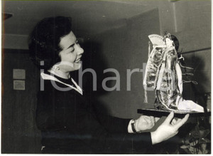 1959 TOKYO LIRICA - Giulietta SIMIONATO con bambola tradizionale giapponese (2)