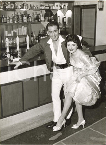 1960 LONDON - Allan BRUCE and Julia McKENZIE at Public House Robinson Crusoe