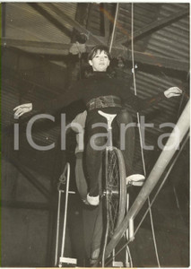 1962 PARIS Gala de l'Union des artistes - Juliette GRECO funambule en vélo