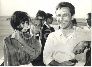 1962 ROMA FIUMICINO - Arrivo di Gilbert BÉCAUD con la fidanzata Jannette WOOLCAT