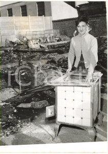 1956 LISSONE (MB) Donna tra le macerie della sua baracca dopo un incendio *Foto