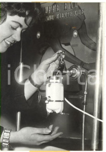 1958 PARIS Salon des Arts Ménagers SAM - Le plus petit chauffe-eau du monde