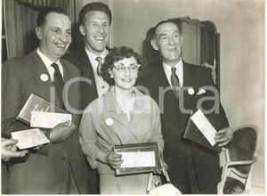 1959 LONDON Grosvenor House - Winners of LITTLEWOODS football pools *Foto 20x15