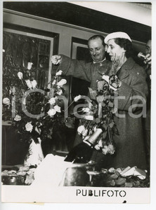 1955 GENOVA - Professor Domenico AICARDI presenta rosa CRISTOFORO COLOMBO *Foto