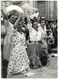 1958 ROMA Piazza San Pietro - Donne di AZIONE CATTOLICA salutano Papa PIO XII
