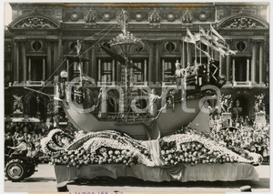 Fotografia d epoca originale 1960 ca PARIS Place de l OpÃ©ra  CORSO FLEURI DÃ©filÃ© du char La ville de Paris 1