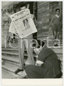 1958 NAPOLI Morte Papa PIO XII - Donna piange sulla scalinata del Duomo *Foto
