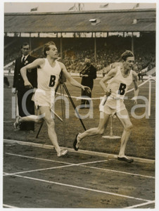 1958 LONDON White City Stadium - Derek IBBOTSON passes the baton to Brian HEWSON