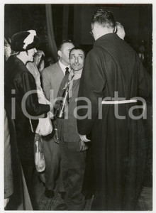 1955 MILANO Chiesa del Sacro Cuore - Carla GRONCHI consegna lampada a minatore