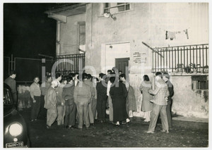 1956 TORINO Omicidio Franca DE MARCHI - Folla radunata a casa della vittima