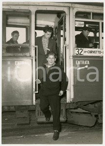 Fotografia d epoca originale 1956 MILANO Rivoluzione ungherese  Profughi scendono dal tram Foto 13x18 cm 1