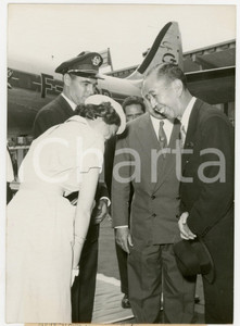 Fotografia d epoca originale 1959 PARIS  Primo ministro giapponese Nobusuke KISHI saluta una hostess Foto 1
