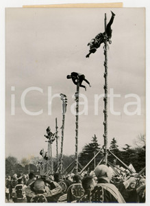 Fotografia d epoca originale 1963 TOKYO  Pompieri si esibiscono in numeri acrobatici Foto VINTAGE 13x18 cm 1