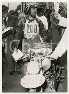 Fotografia d epoca originale 1955 ca MOTOGIRO D ITALIA  Remo VENTURI tra i giornalisti Foto 13x18 cm 1