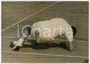 1956 ROLAND GARROS Coppa Davis - Nicola PIETRANGELI cade durante il match *Foto