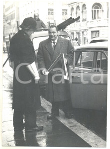 1960 ROMA - Automobilista mostra triangolo di segnalazione a VIGILE URBANO *Foto