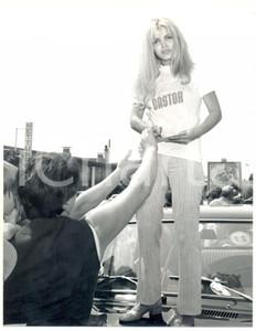 1969 ITALIA MUSICA - Dori GHEZZI firma autografi sul cofano di un'auto *Foto