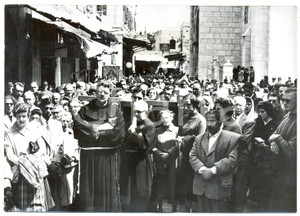 1959 GERUSALEMME Venerdì Santo - Corteo di pellegrini porta croce in processione