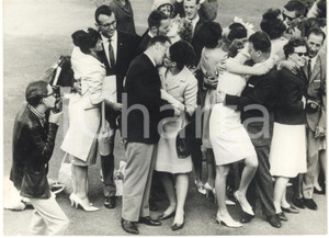 1964 MALMO (SVEZIA) Coppie di sposi in partenza per viaggio di nozze in Italia