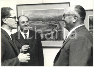 1966 MILANO Mostra personale Aldo MARI - Lino MONTAGNA discute con il pittore