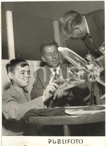 1954 MILANO - Maurizio LAFES gioca con modellino aereo ALITALIA (3) *Foto 13x18