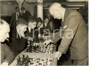 1955 LONDON NATIONAL CHESS CENTRE Vjačeslav RAGOZIN plays 20 simultaneous games