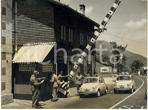 1957 CLAVIERE - Nuova FIAT 500 supera la frontiera francese *Foto VINTAGE 24x18