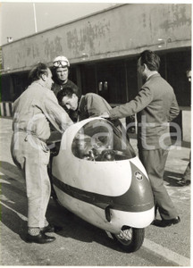 1957 AUTODROMO DI MONZA - Bob McINTYRE testa moto GILERA 350 cc carenata *Foto