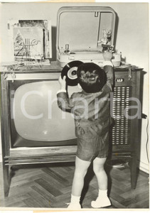 1962 IRAN - Principe Reza Ciro PAHLAVI gioca con un giradischi *Foto VINTAGE 