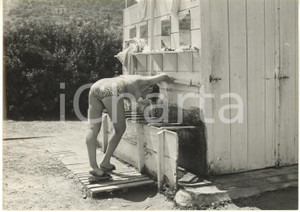 1955 ca CEFALÙ (PA) Village Magique - Turista di ritorno dalla spiaggia *Foto