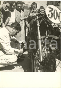 1955 ca ITALIA MOTOCICLISMO - Bruno FRANCISCI prepara la sua motocicletta *Foto