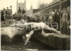 1953 LONDON Westminster - Hillary BROOKE and Connie FILTON divie into the Thames