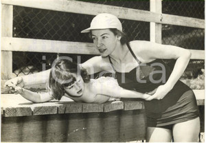 1953 SIDNEY (AUSTRALIA) Champion Beryl HOSKING teaches a kid how to swim *Photo
