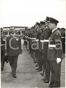1959 NORTHOLT (UK) - Hans Christian HANSEN inspects a RAF guard of honor *Photo