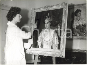 1960 SEAFORD (UK) - Lydia DE BURGH paints a portrait of QUEEN ELIZABETH II 