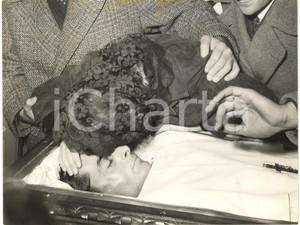 1960 TORTONA Morte Fausto COPPI - Giulia OCCHINI piange sulla salma *Foto  Fotografia d'epoca con didascalia coeva al verso.   CONDIZIONI: FAIR (tracce di inchiostro blu; vari aloni; lievi piegature) FORMATO: 24x18 cm     originale e autentica 1