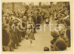 1956 OLNEY (UK) - Miss Cecilia SPARROW wins the annual PANCAKE RACE *Photo 20x15
