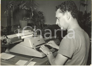 1958 PALERMO - Vincenzo LANNINO prova a battere record alla macchina da scrivere