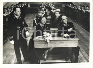 1961 HILVERSUM - QUEEN JULIANA of Netherlands visits the Naval Training Center  Fotografia d'epoca con didascalia coeva al verso.   CONDIZIONI: G  FORMATO: 20x15 cm     originale e autentica 1