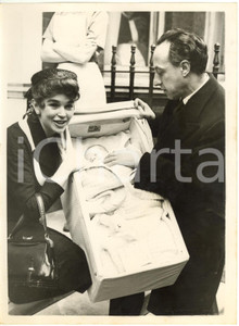 1955 LONDON - Dawn ADDAMS and Vittorio MASSIMO with their baby son Stefano