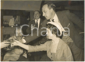 1956 ROMA COSTUME - Dawn ADDAMS brinda con il marito Principe Vittorio MASSIMO 