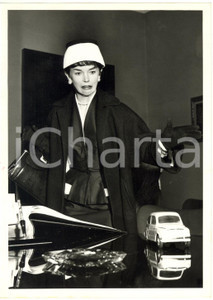 1957 TORINO Dawn ADDAMS in visita agli stabilimenti FIAT - Ritratto dell'attrice