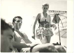 1955 ca CESENATICO (FC) Edy CAMPAGNOLI e Giorgio GHEZZI in vacanza al mare *Foto