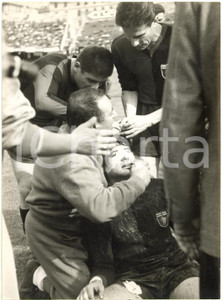 1960 CALCIO GENOA vs INTER Lorenzo BUFFON colpito da sasso lanciato dalla curva