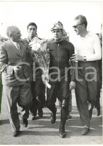 1956 MONZA GP DELLE NAZIONI - Libero LIBERATI festeggiato dopo vittoria gara 500  Fotografia d'epoca con didascalia al verso.  CONDIZIONI: G  FORMATO: 13x18 cm     originale e autentica 1
