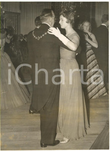 1957 LONDON - PRINCESS ALEXXANDRA of Kent dances with Mayor Charles NORTON   Fotografia d'epoca con didascalia al verso.  CONDIZIONI: POOR (evidenti aloni; lievi piegature; piccolo strappo al margine sinistro) FORMATO: 15x20 cm     originale e autentica 1